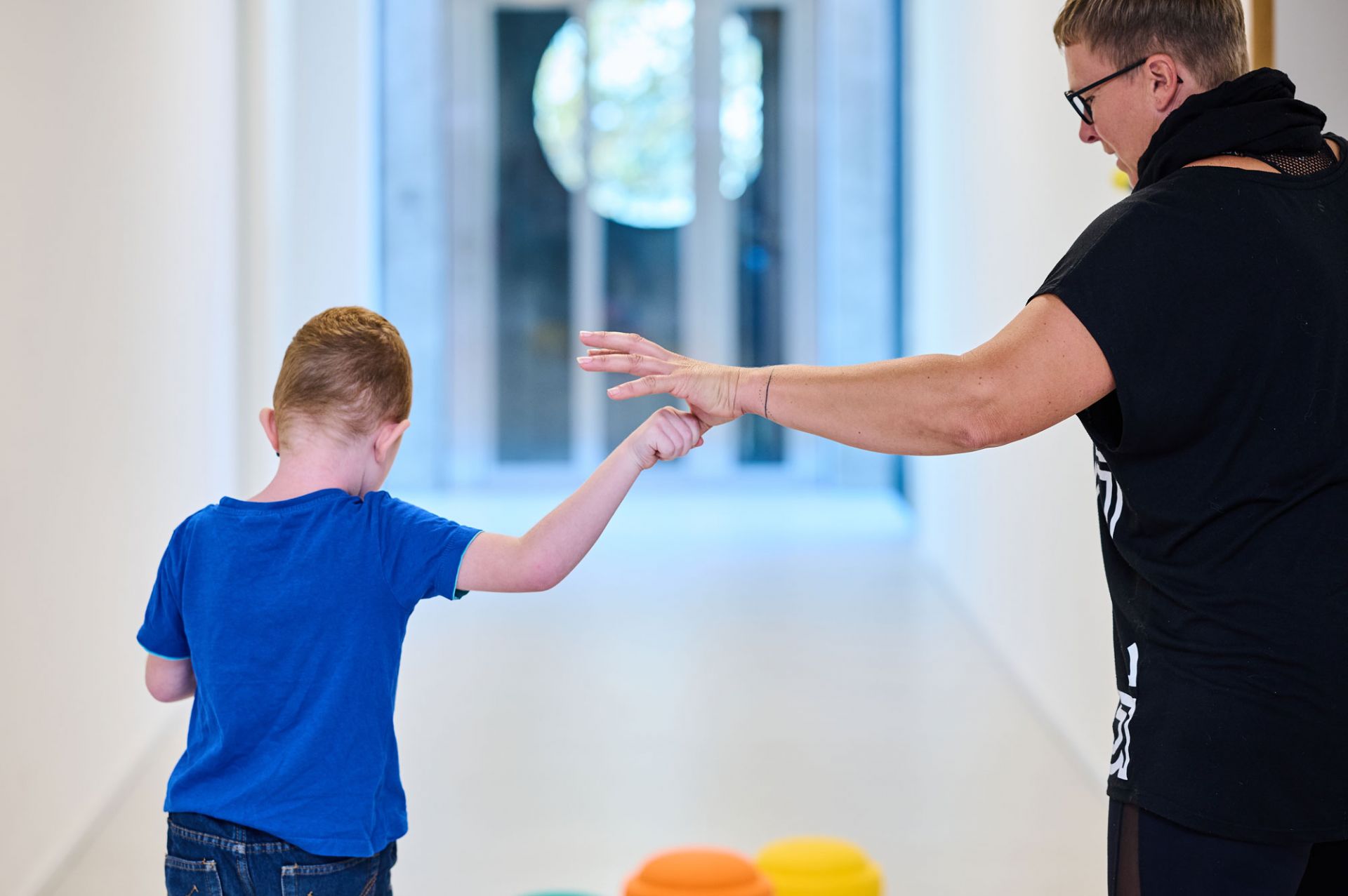 Eine kleine Hand hält sich an einer großen Hand fest.