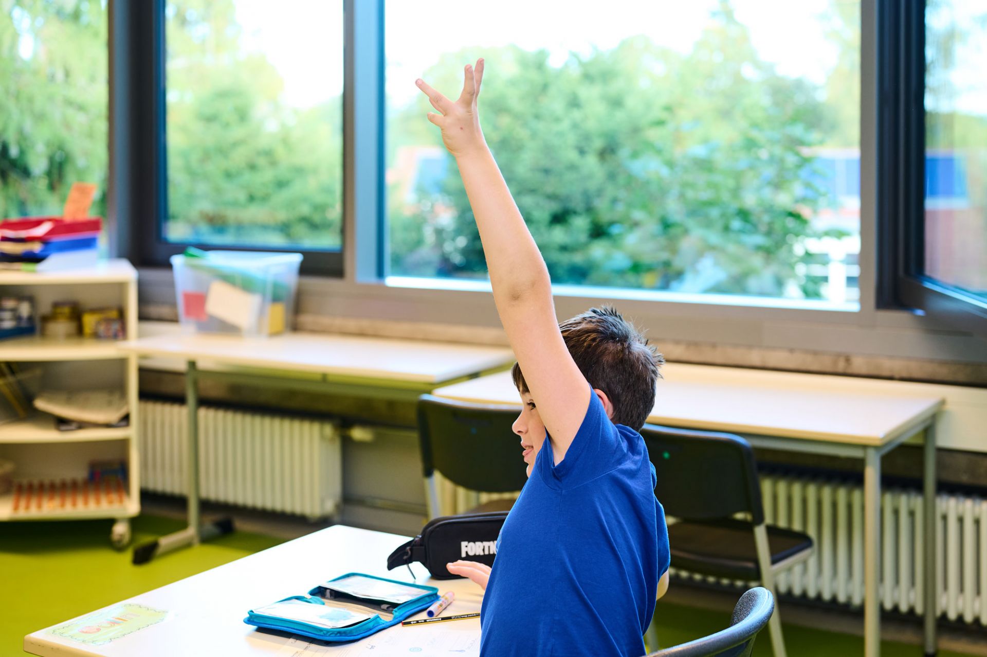 Schüler meldet sich im Unterricht