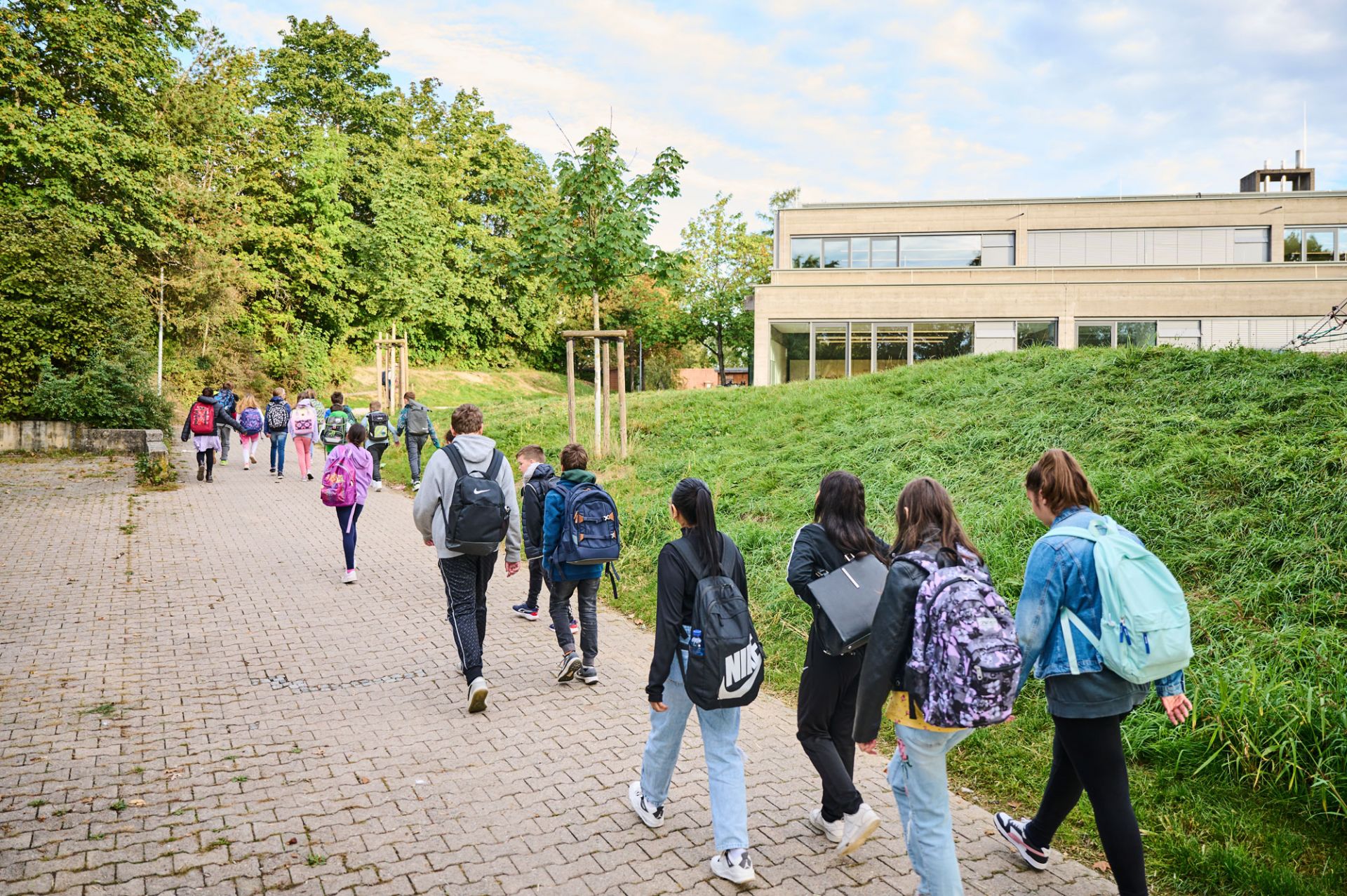 Schülerinnen und Schüler auf dem Weg in die Schule.